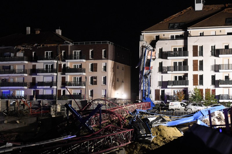 VIDEO Tornadă violentă lângă Paris: un om a murit, alți patru sunt răniți grav. Mai multe macarale prăbușite peste case