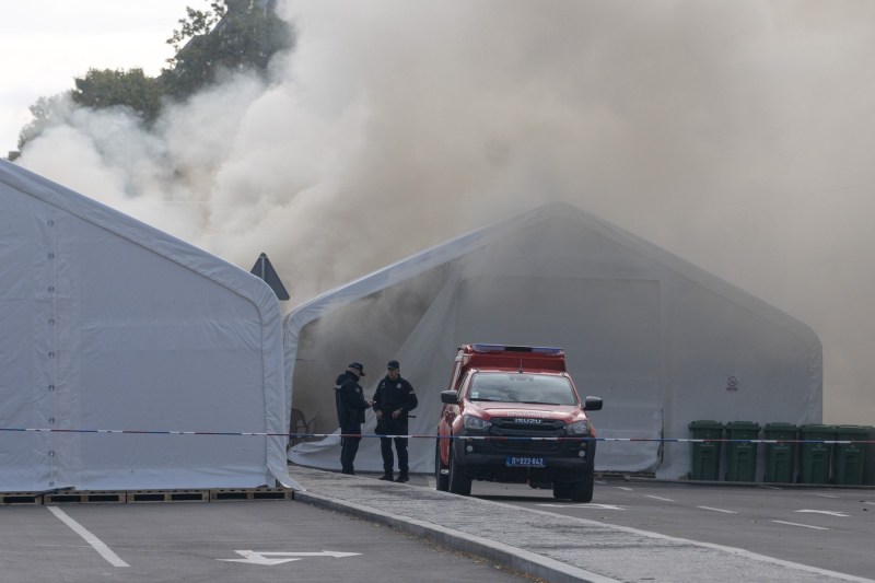 VIDEO Focuri de armă în fața parlamentului din Belgrad și incendiu în zona unde stau susținători pro-guvernamentali. Vucic denunță un „act terorist”
