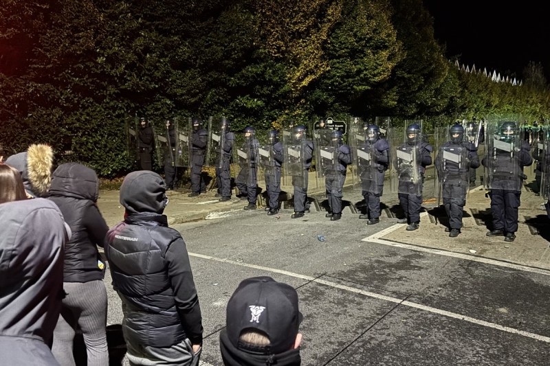 VIDEO O doua noapte de violențe în Dublin. Protestatarii s-au ciocnit cu forțele de ordine în fața unui hotel care găzduiește solicitanți de azil