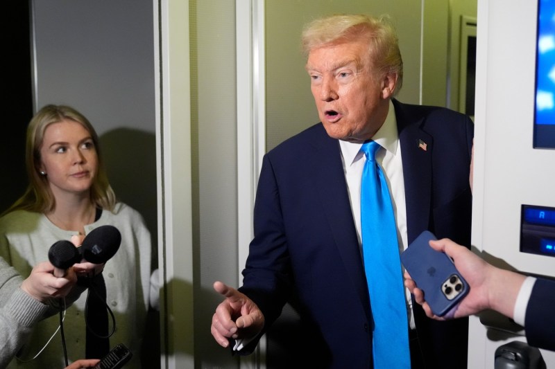 Donald Trump se uita vineri seara în avion la televizor când a văzut „o amenințare existențială”. Câteva minute mai târziu reacționa