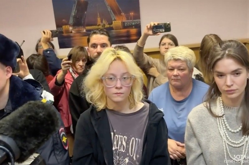 Trimiterea după gratii în Rusia a unei adolescente care cântat pe stradă o melodie interzisă a născut o mișcare care devine virală pe Tiktok