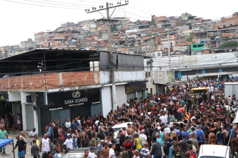 Cadavre aliniate pe străzile de Rio de Janeiro, după cel mai sângeros raid de tip militar al poliției