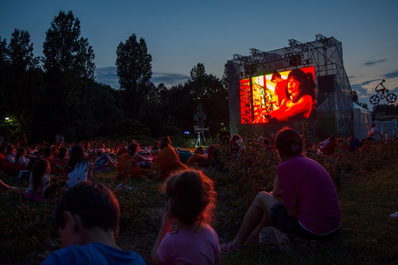 Cinematograf în aer liber în București. Foto: Kitzzeh / Shutterstock