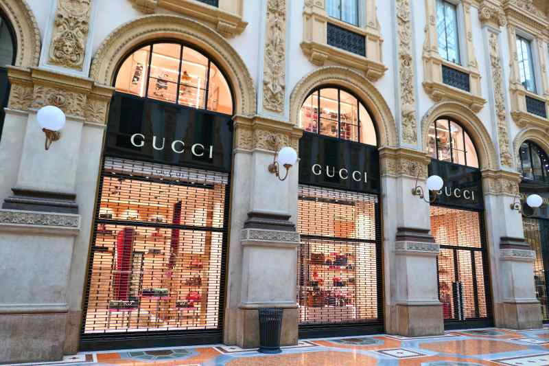 Uniunea Europeană a amendat Gucci și alte două branduri de lux pentru fixarea prețurilor