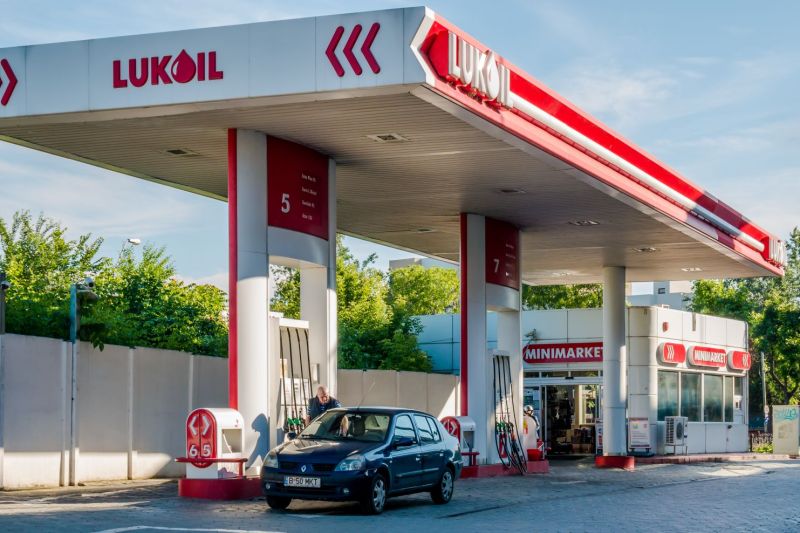 Lukoil a găsit cumpărător pentru activele sale din străinătate. Compania rusă are în România rafinăria Petrotel și sute de benzinării