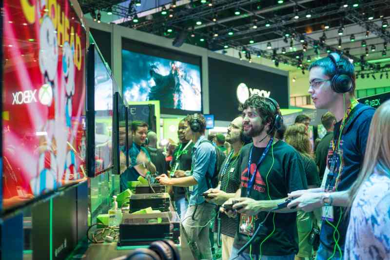 O firmă fondată de 3 studenți care au renunțat la facultate a ajuns să valoreze 10 miliarde de dolari în doar 2 ani