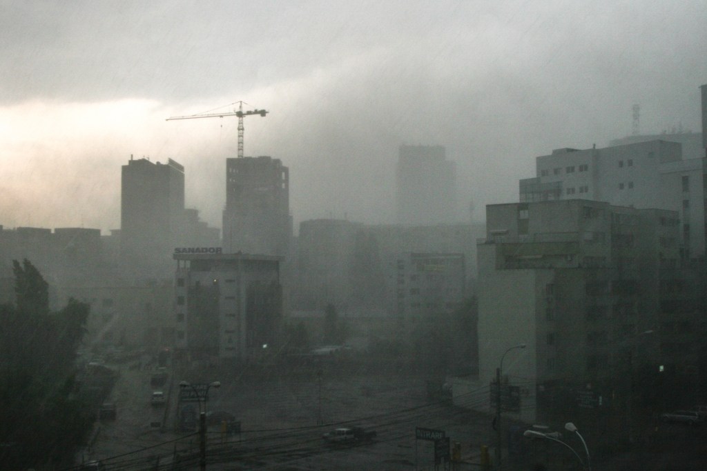Ploaie torențială în București. Foto: Shutterstock