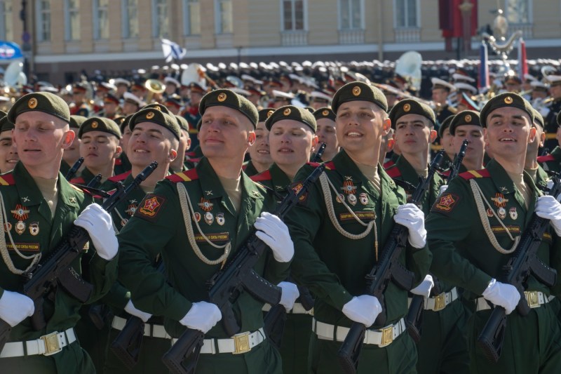 Kremlinul a găsit o modalitate de a trimite încă 2 milioane de ruși la război. Artificiul la care a recurs guvernul rus