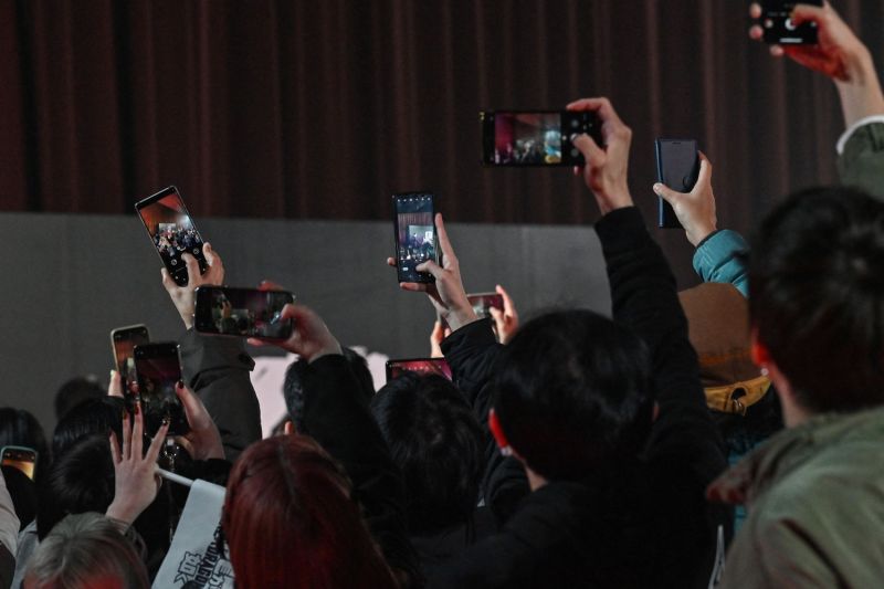 Experiment cu controverse. Un oraș din Japonia le-a cerut localnicilor să reducă utilizarea personală a telefoanelor la două ore pe zi