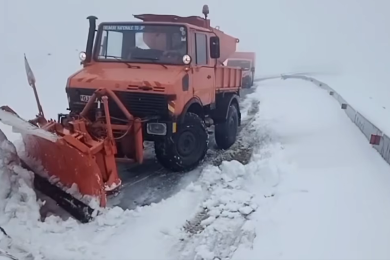 VIDEO Imagini spectaculoase cu troienele de zăpadă de pe Transalpina. Traficul rămâne închis