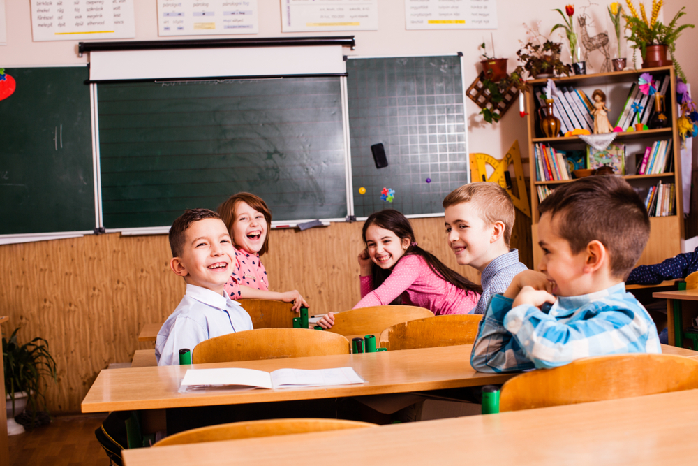 Copilul tău spune mereu „six-seven”? Află ce înseamnă trendul, de unde a pornit expresia virală de pe TikTok și de ce îi amuză atât de mult pe copiii din generația Alpha. FOTO: Shutterstock