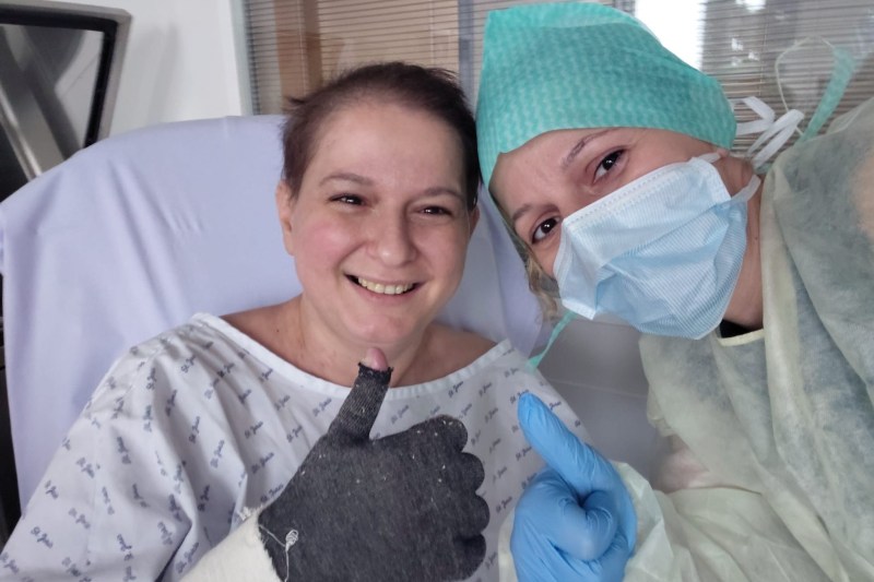 Lavinia Vlad și sora ei, Alina, în spitalul din Belgia Foto: Facebook - Alina Alexandru