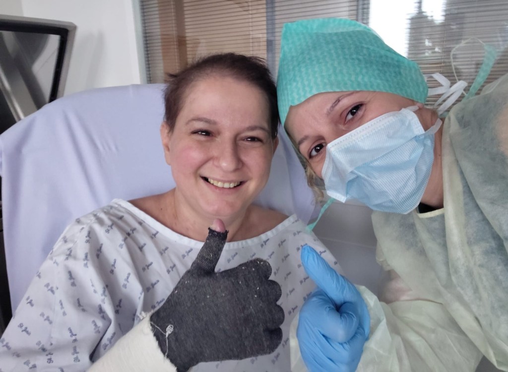 Lavinia Vlad și sora ei, Alina, în spitalul din Belgia Foto: Facebook - Alina Alexandru