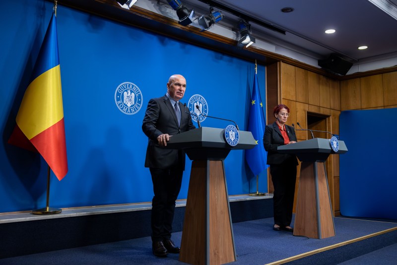 Premierul Ilie Bolojan și Ioana Ene Dogioiu, purtătoarea de cuvânt a Guvernului. Foto: Guvernul României