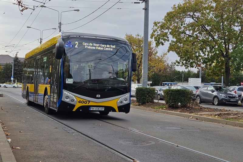 Aplicația de pe telefon prin care pot fi cumpărate bilete pentru transportul în comun în 22 de orașe din țară mai funcționează doar în București. Ce spune compania