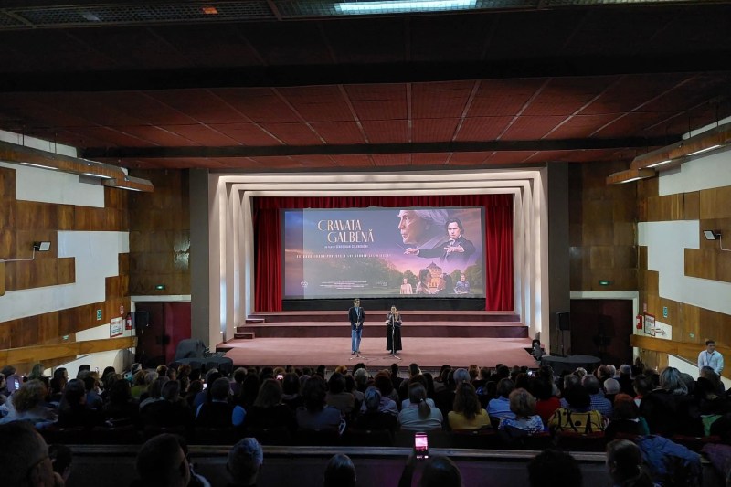 Cronica la dubă: Echipa filmului „Cravata Galbenă”, cu John Malkovich în rolul lui Sergiu Celibidache, a cerut modificarea unei cronici scrise de niște elevi