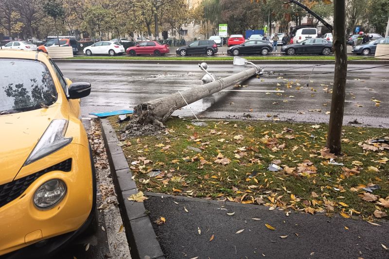 Stâlp de iluminat prăbușit pe un bulevard din București, după ce o șoferiță l-a lovit în plin cu mașina, iar apoi s-a răsturnat