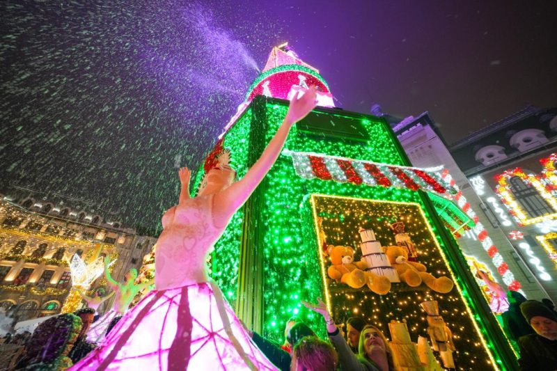 S-a deschis târgul de Crăciun de la Craiova. Imagini cu decorurile, prețuri și programul evenimentelor. Când încep cele din București, Brașov și alte orașe