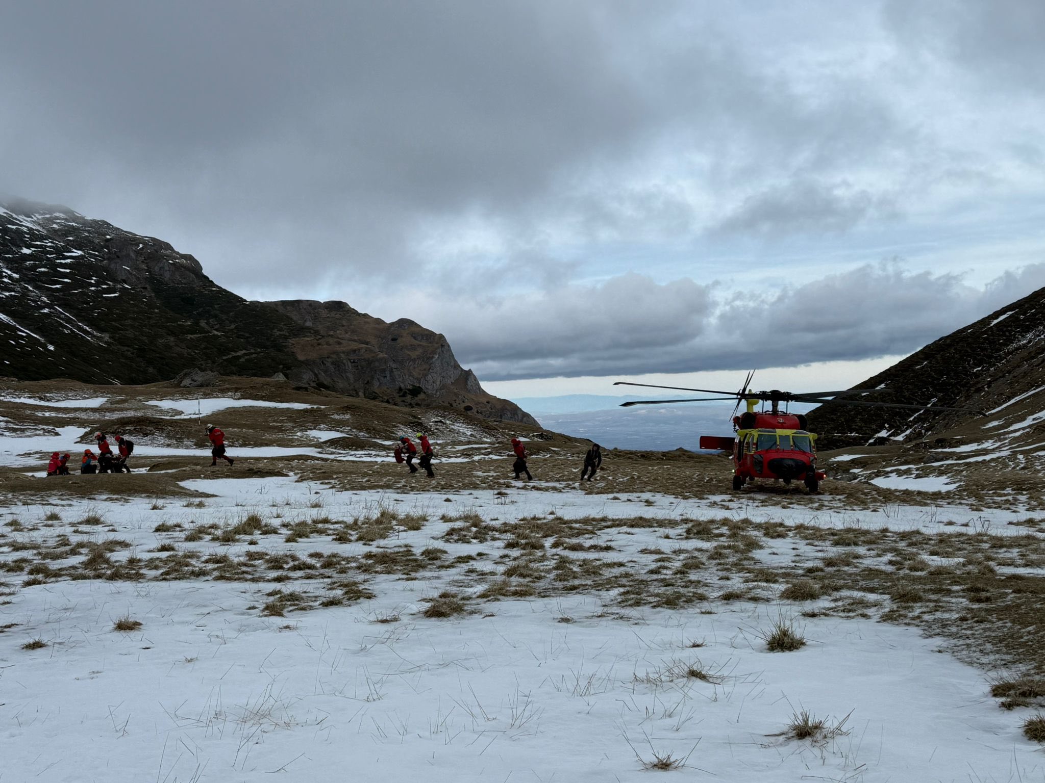Elicopter Black Hawk, folosit în premieră de salvamontişti
