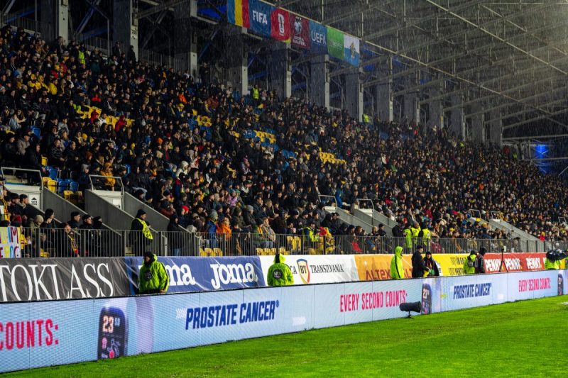 Am întrebat bărbații de la meciul România – San Marino dacă au văzut sponsorul misterios de pe stadion