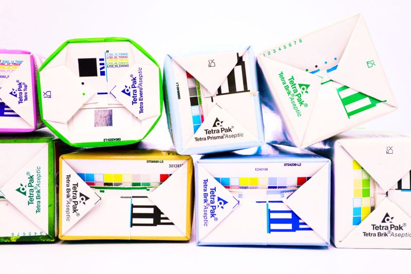 Ambalajele din carton de la băuturi și lactate pot fi duse la automatele de colectare din două orașe mari ale țării