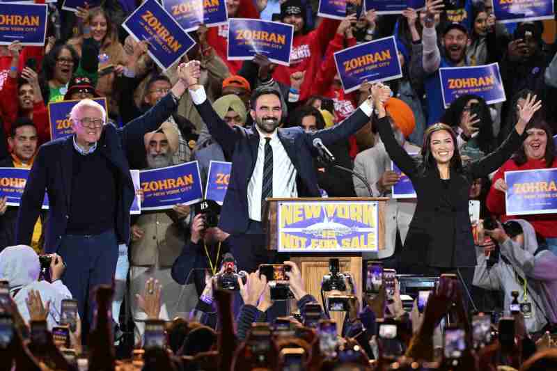 „Opinii extremiste, promisiuni nerealiste”. Temerile provocate de Zohran Mamdani, noul primar al New York-ului și omul momentului în SUA