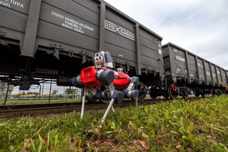 O companie din țările baltice a apelat la un ajutor surpriză. Pentru ce este antrenat un robot-câine