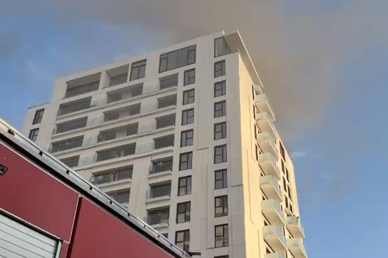 VIDEO Incendiu în București, într-un bloc cu 11 etaje. 17 oameni au fost duși la spital și 150 de oameni au fost evacuați