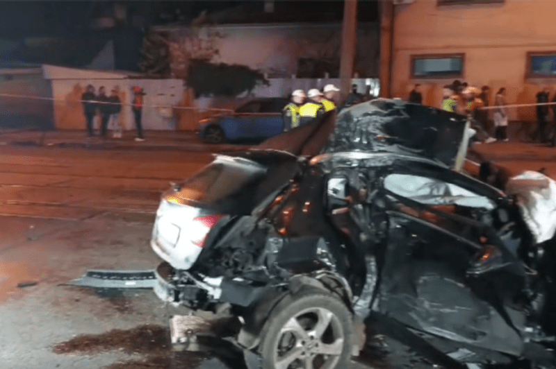 O tânără de 20 de ani a murit pe loc, iar alta de 21 a fost rănită, după ce mașina în care se aflau a intrat într-un stâlp, în București