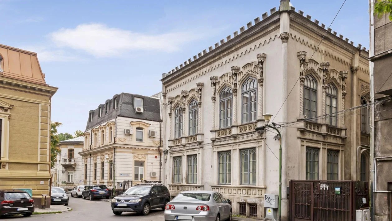 Clădirea din București parcă ruptă din “Urzeala Tronurilor”. Tainele Casei Lipizer, cea mai veche reședință de arhitect din oraș