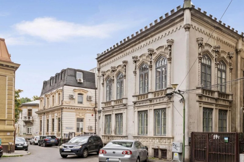 Clădirea din București parcă ruptă din „Urzeala Tronurilor”. Tainele Casei Lipizer, cea mai veche reședință de arhitect din oraș