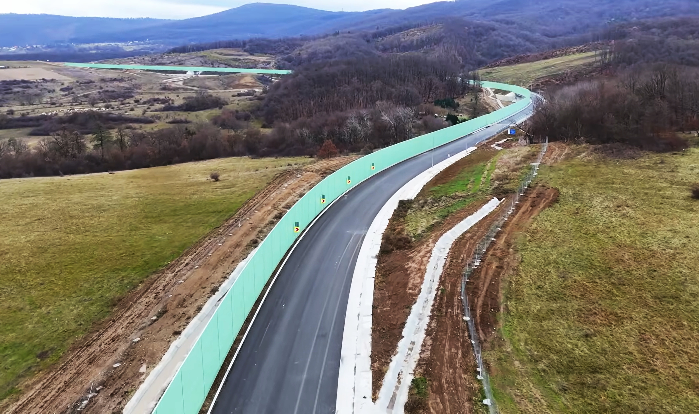 VIDEO În decembrie se inaugurează în Transilvania primul drum construit de chinezi în România, cu o întârziere mare și o amendă de aproape 2 milioane de euro