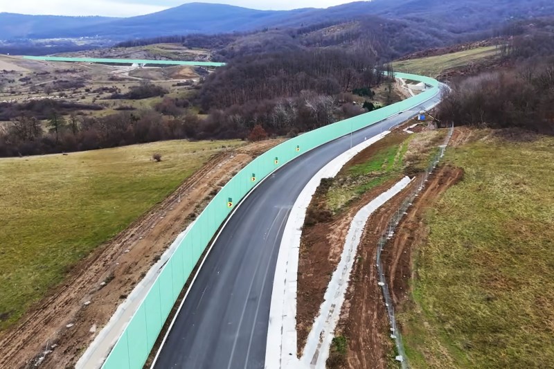 VIDEO În decembrie se inaugurează în Transilvania primul drum construit de chinezi în România, cu o întârziere mare și o amendă de aproape 2 milioane de euro