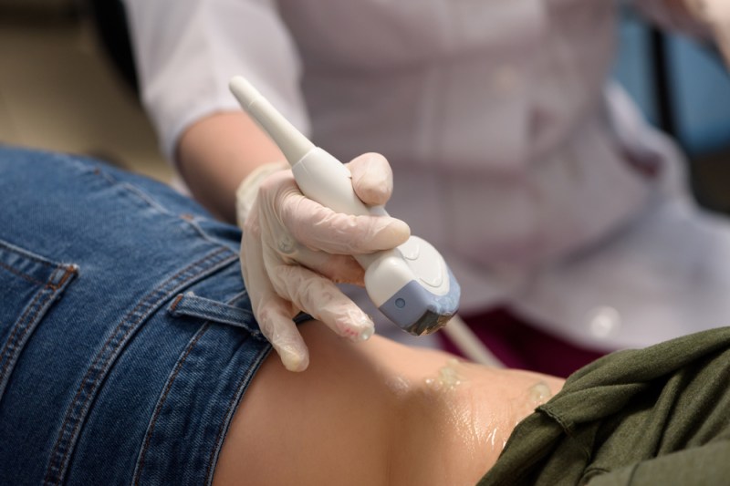 Dr. Costin Petcu, medic primar urolog Regina Maria: „Un consult urologic modern trebuie să includă neapărat și ecografia aparatului urinar!” 