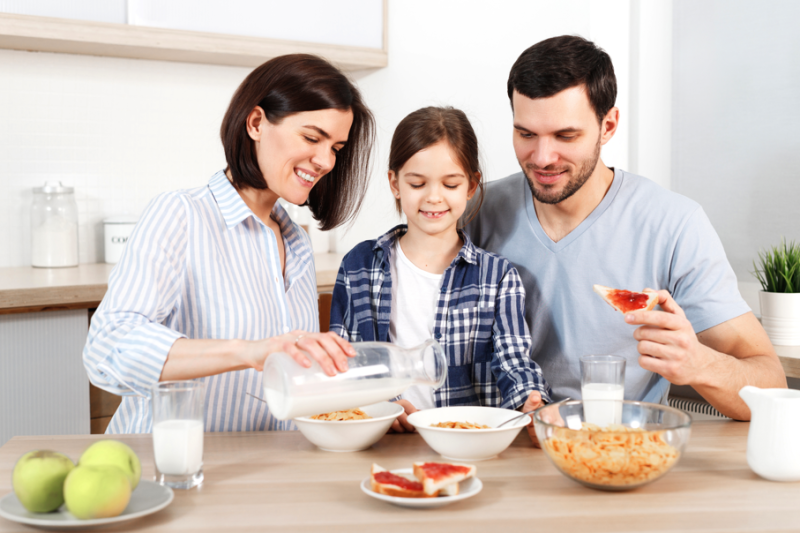 82% dintre români consumă lapte în mod regulat, cel mai adesea – la micul dejun. Care sunt cele șapte motive importante