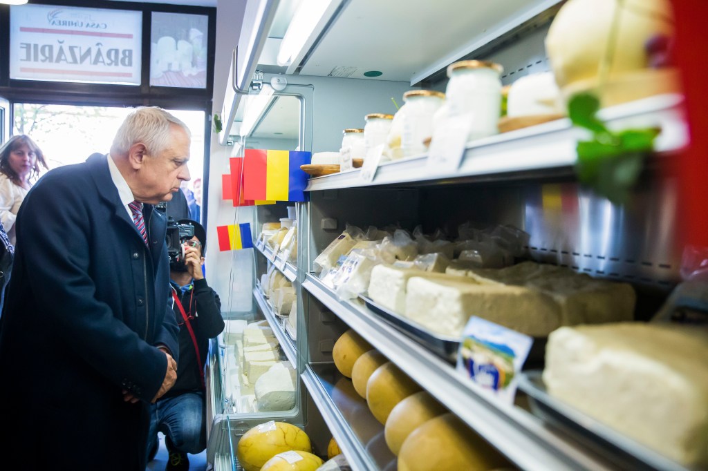 Petre Daea la deschiderea primului magazin realizat prin intermediul Casei Române de Comerț Agroalimentar „Unirea”, în Sibiu, luni, 7 octombrie 2019. Inquam Photos / Ovidiu Matiu