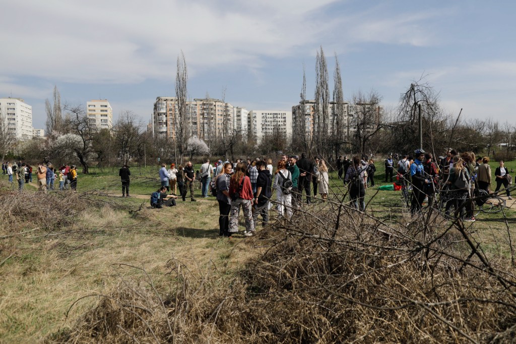 Protest organizat de Grupul de Inițiativă Civică I.O.R. în partea retrocedată a Parcului IOR, pentru salvarea zonei verzi din cartierul Titan, în București, 25 martie 2023. Inquam Photos / Octav Ganea