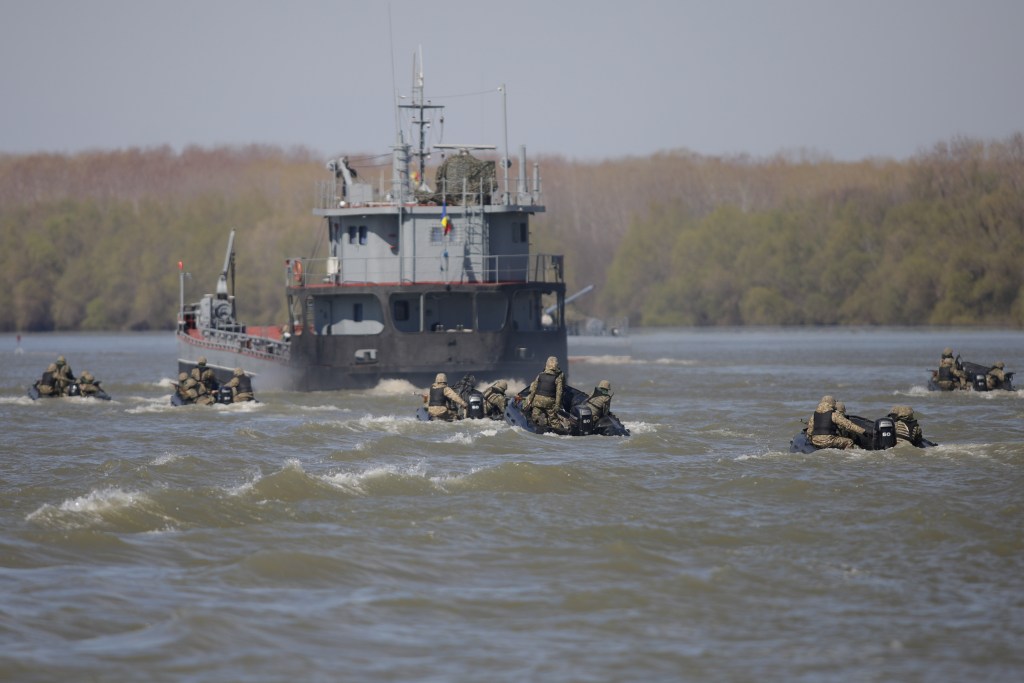 Exerciții militare pe Dunăre. Inquam Photos / George Călin