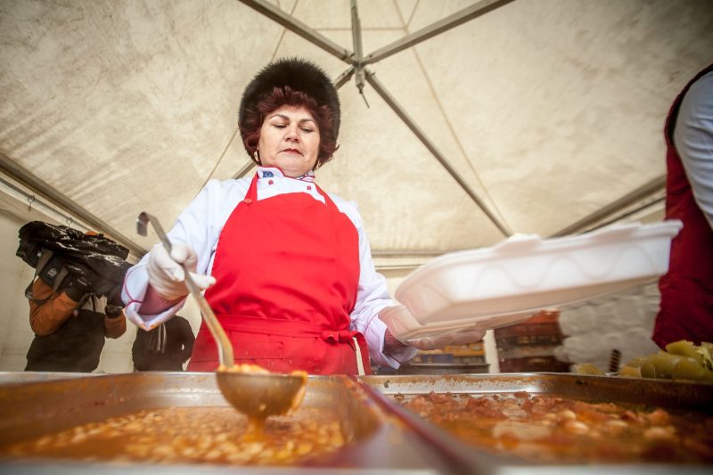 Fasole cu ciolan de 60.000 de euro, plătită din bani publici la Buftea pentru 1 Decembrie / Suma, împărțită în trei contracte directe către aceeași firmă