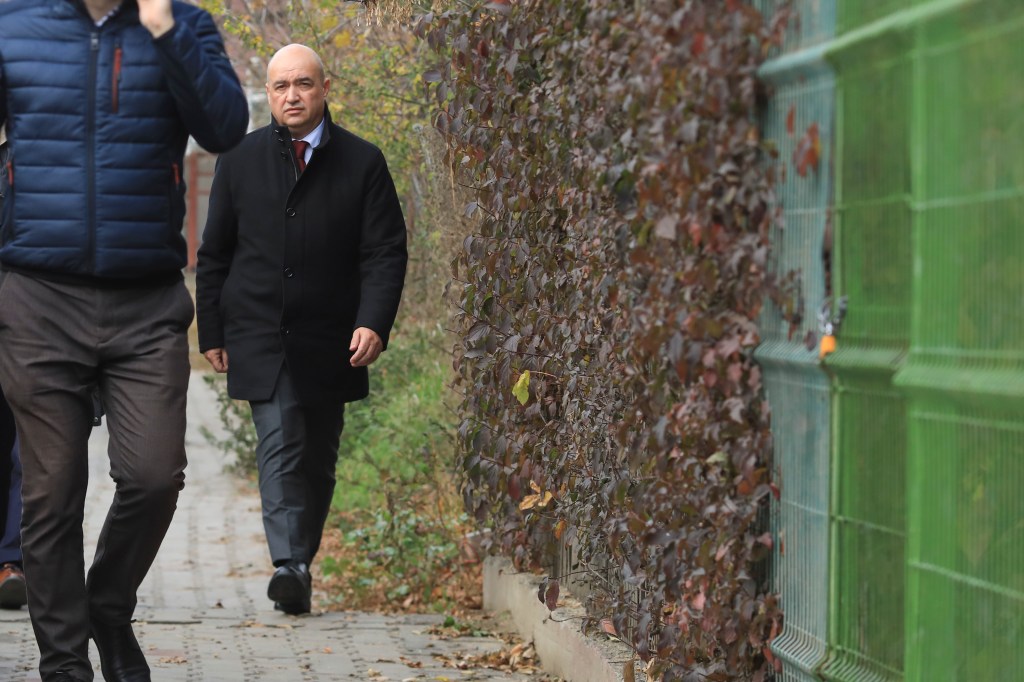 Mihai Barbu, șeful PNL Vaslui și trezorierul partidului, la sosirea la DNA Iași, unde a fost audiat Foto: Inquam Photos / Miruna Turbatu