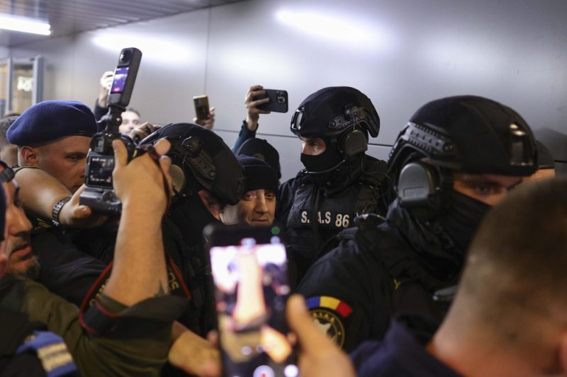 VIDEO Primele imagini cu Horațiu Potra și rudele sale după ce au fost aduși în țară. Șeful mercenarilor, înconjurat de mascați și presă pe Aeroportul Otopeni