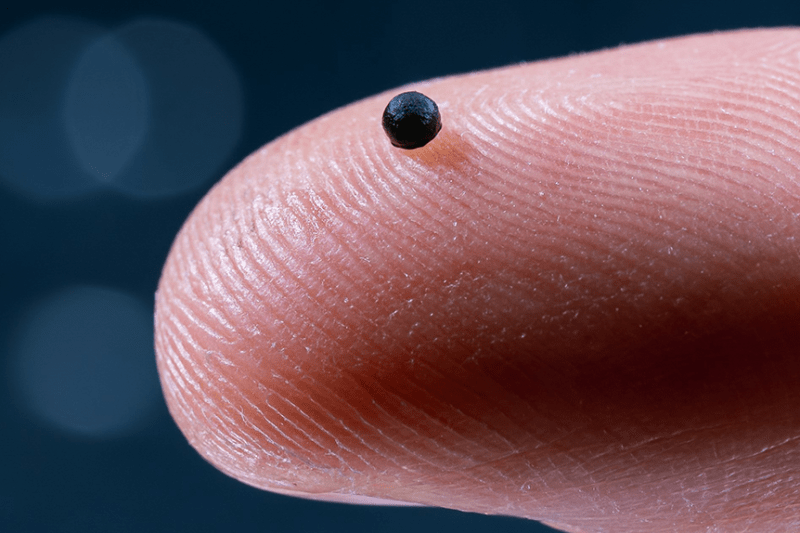 Un robot cât un grăunte de nisip poate trimite medicamentele exact unde este nevoie de ele în corpul uman