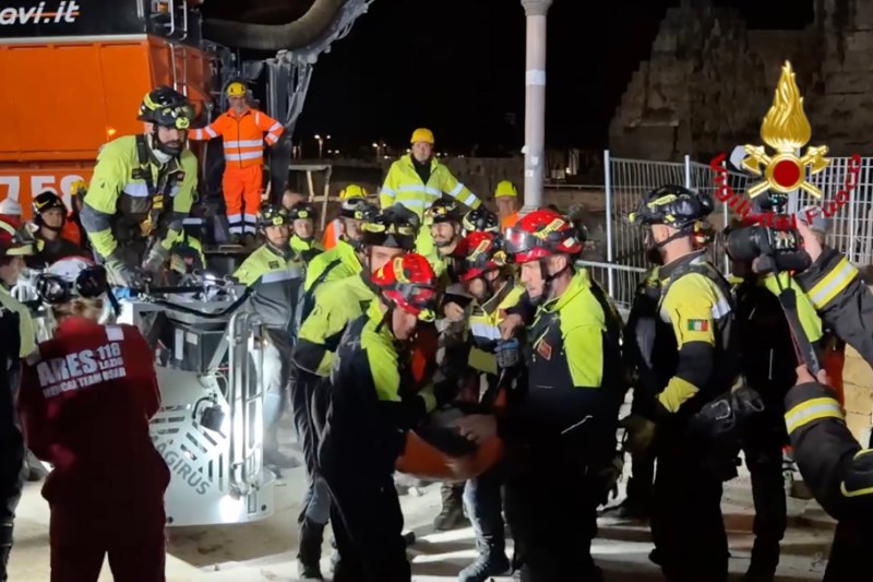 Românul prins sub dărâmături la Roma a fost scos după 12 ore de eforturi, dar inima lui s-a oprit în ambulanță și a murit