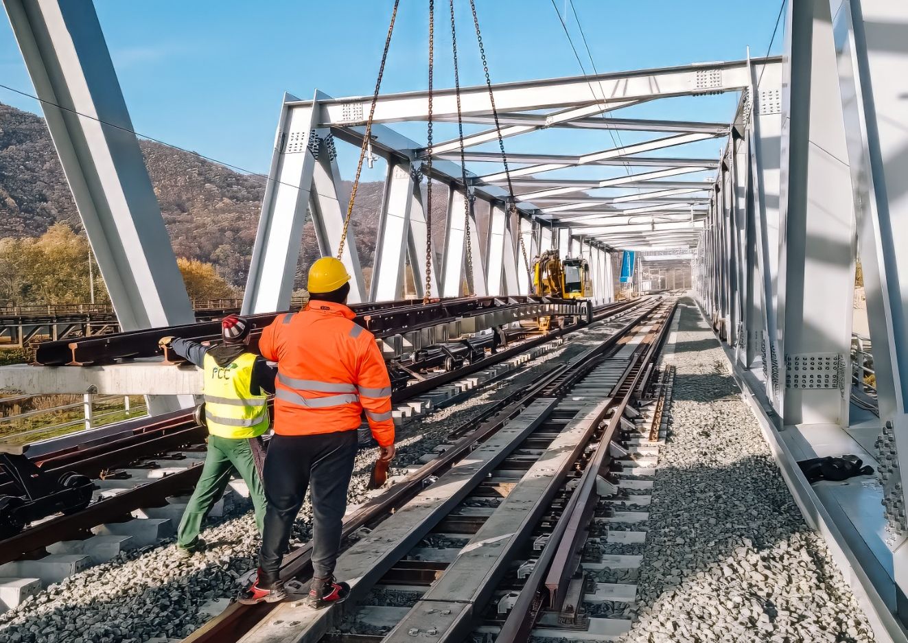 După aproape un deceniu de lucrări și probleme, trenurile încep de marți să circule pe 6 km de cale ferată construiți de la zero în vestul țării