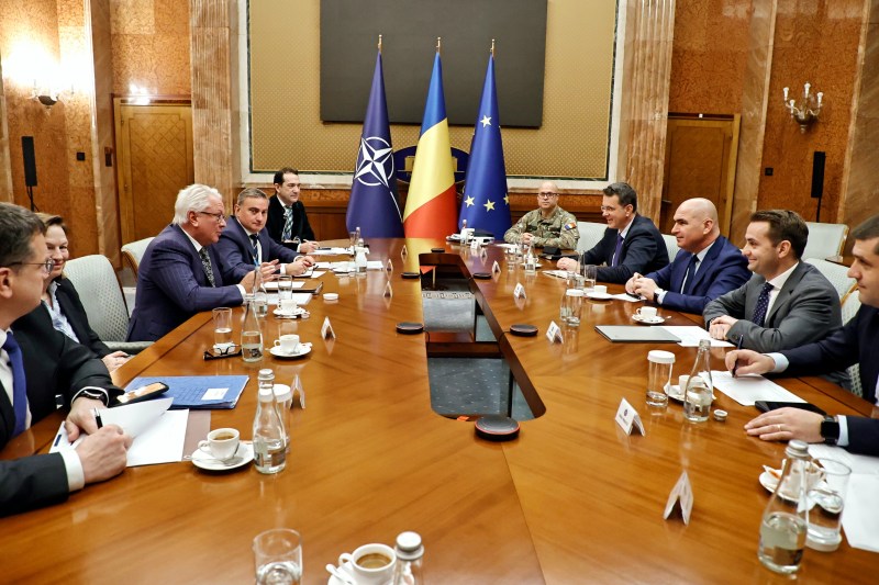 Întrevederea prim-ministrului Ilie Bolojan cu CEO Rheinmetall AG, Armin Papperger, și cu reprezentanți ai conducerii companiei / Foto: Guvern