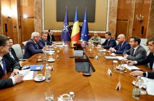 Întrevederea prim-ministrului Ilie Bolojan cu CEO Rheinmetall AG, Armin Papperger, și cu reprezentanți ai conducerii companiei / Foto: Guvern