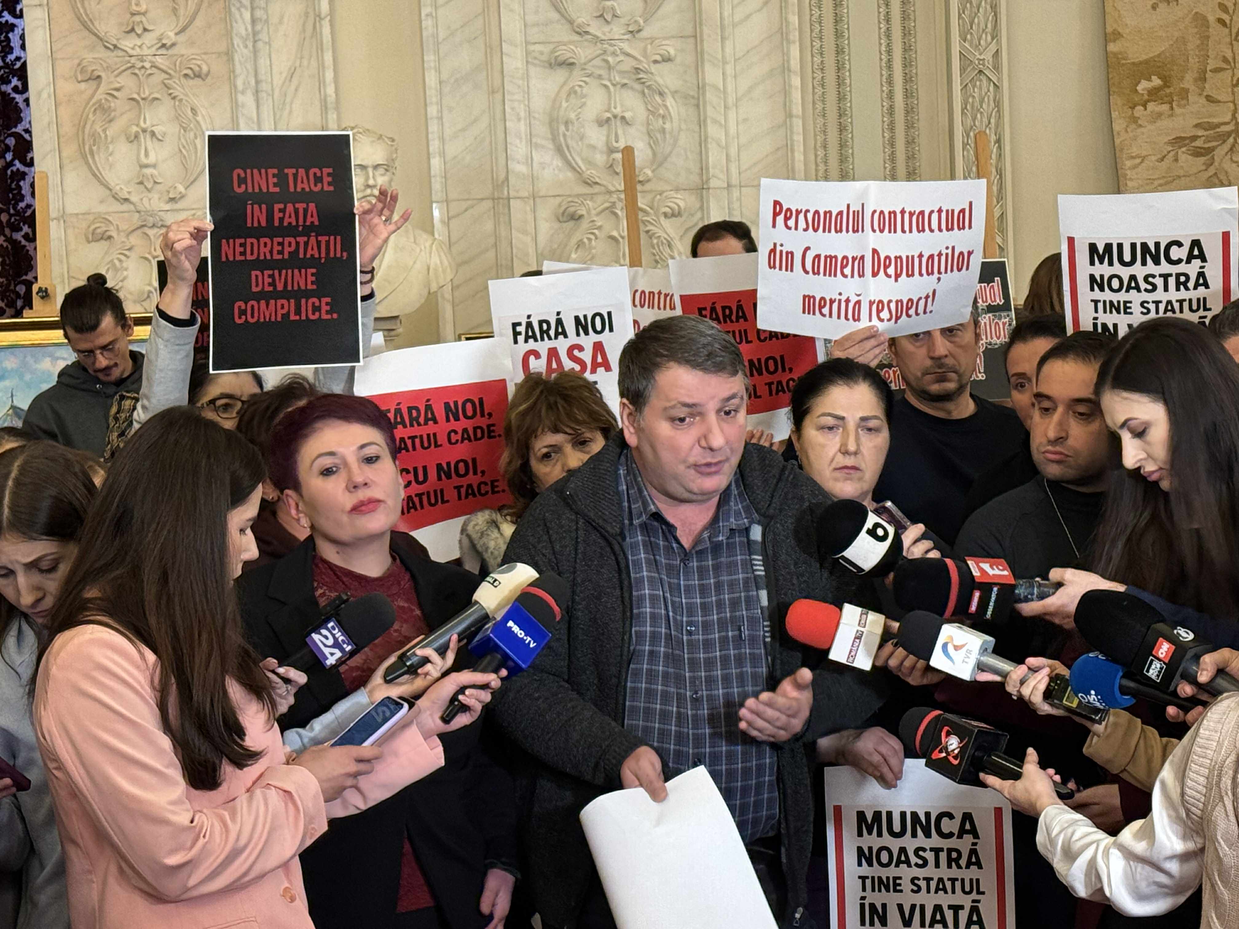 VIDEO Protest spontan al angajaților de la Parlament chiar înainte de o importantă ședință de plen. Ce a declarat Grindeanu în timp ce se scanda “Vrem salarii decente!”