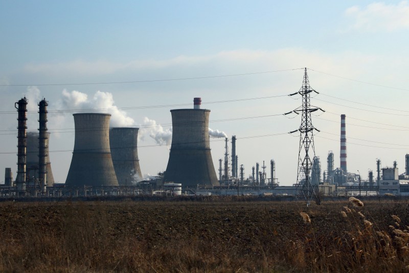 Rafinăria Lukoil este de vineri sub sancțiunile SUA / Ce spune Nicușor Dan