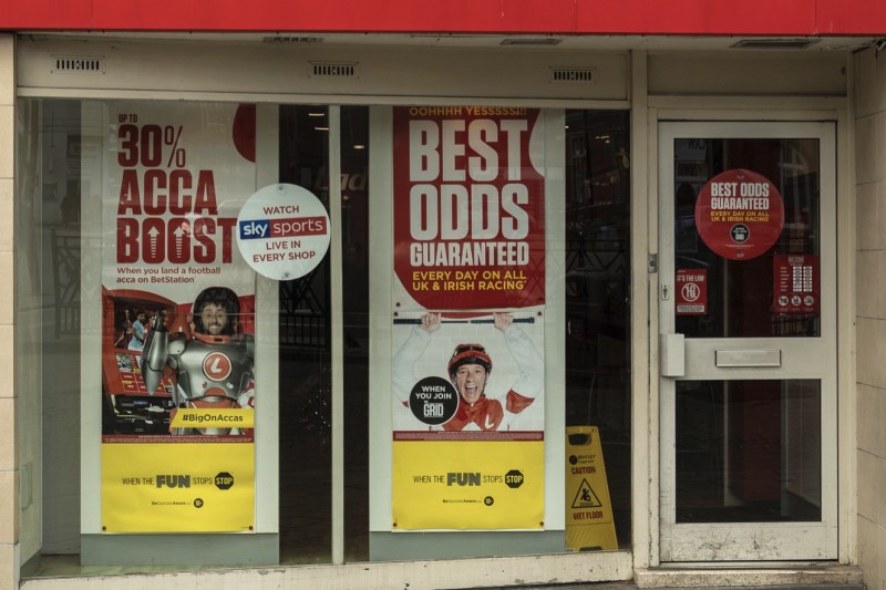 În timp ce firmele de pariuri și jocuri de noroc din Marea Britanie fac presiuni să nu li se mărească taxele s-a aflat suma „astronomică” pe care au plătit-o pe publicitate