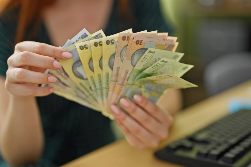 Salariul minim 2026: Coaliția de guvernare va discuta în decembrie inclusiv suma fără taxe (ministru)